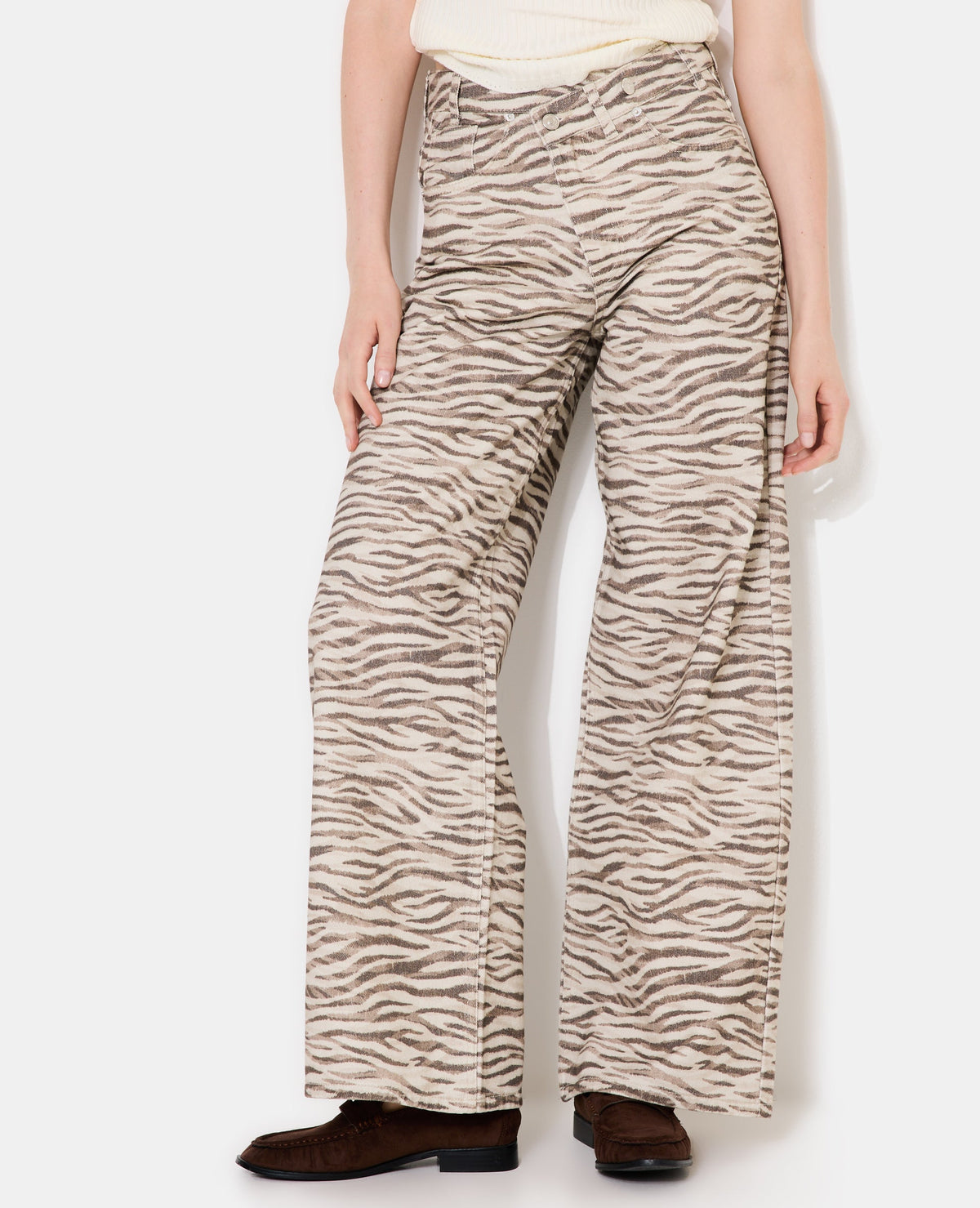 Jean wide motif zèbre avec ceinture décalée