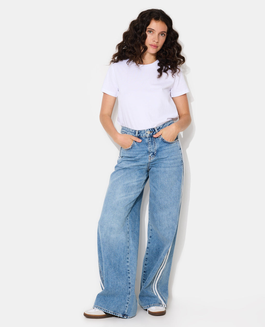 Jean wide taille medium avec bandes contrastées