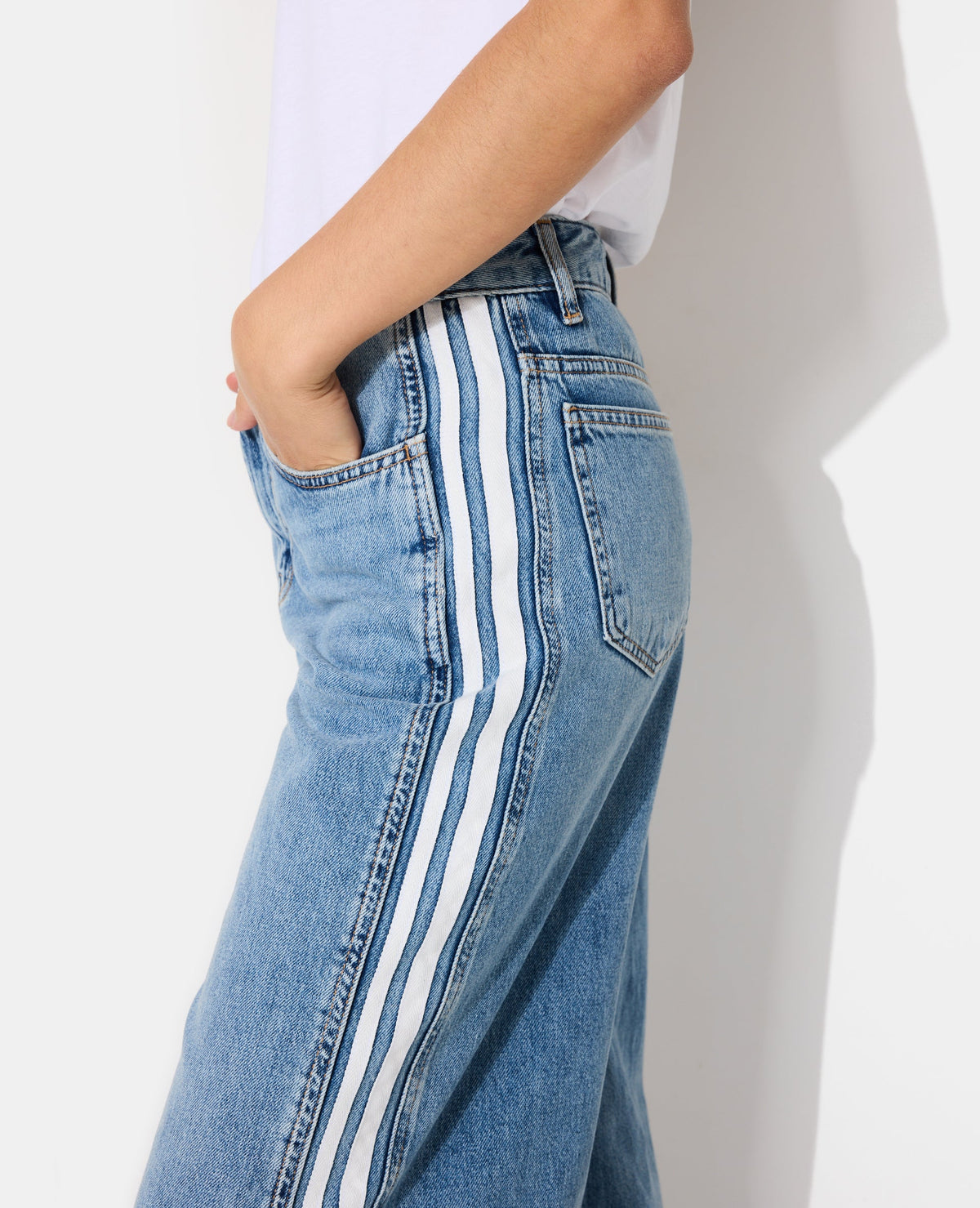 Jean wide taille medium avec bandes contrastées