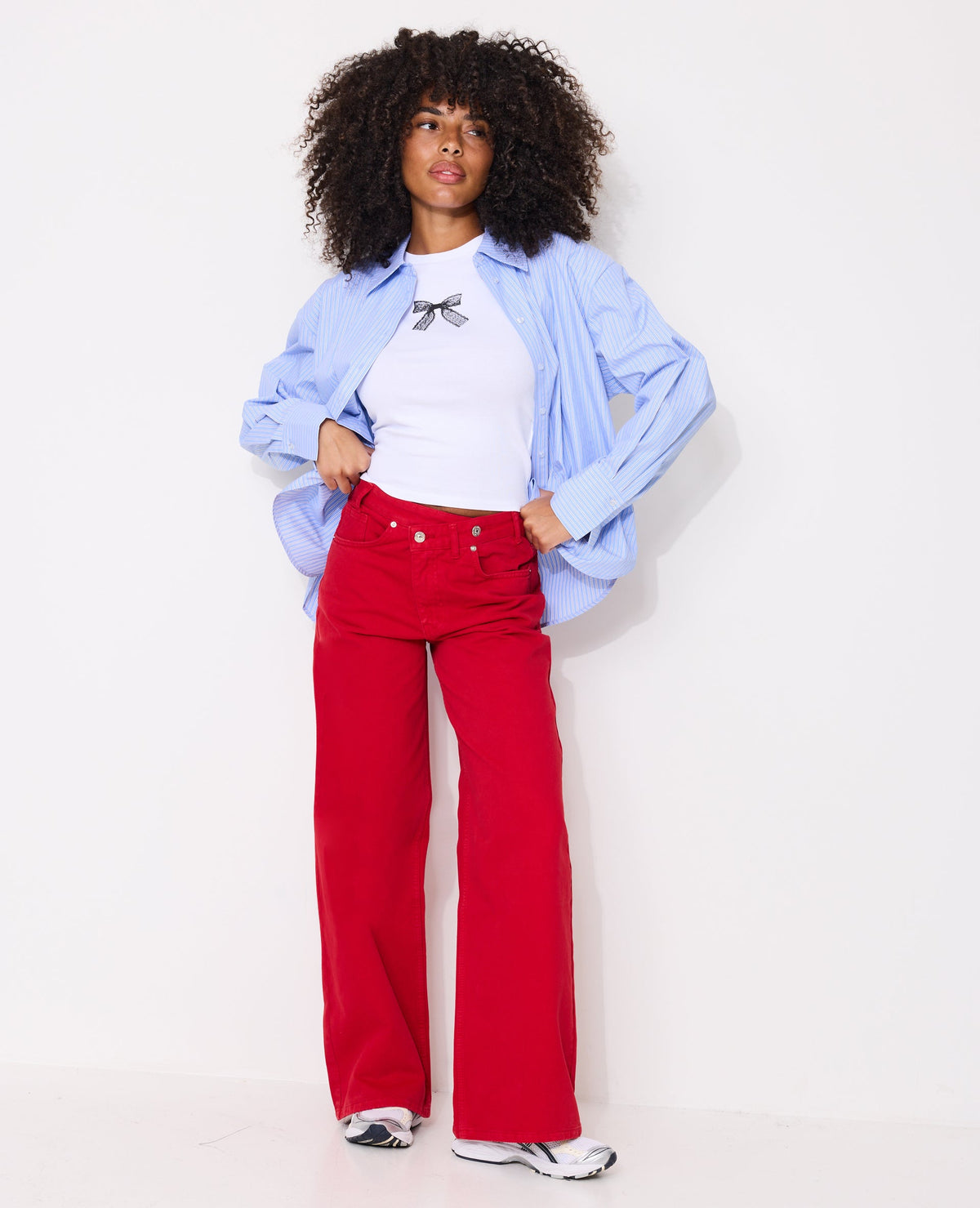 Jean wide taille haute avec ceinture décalée