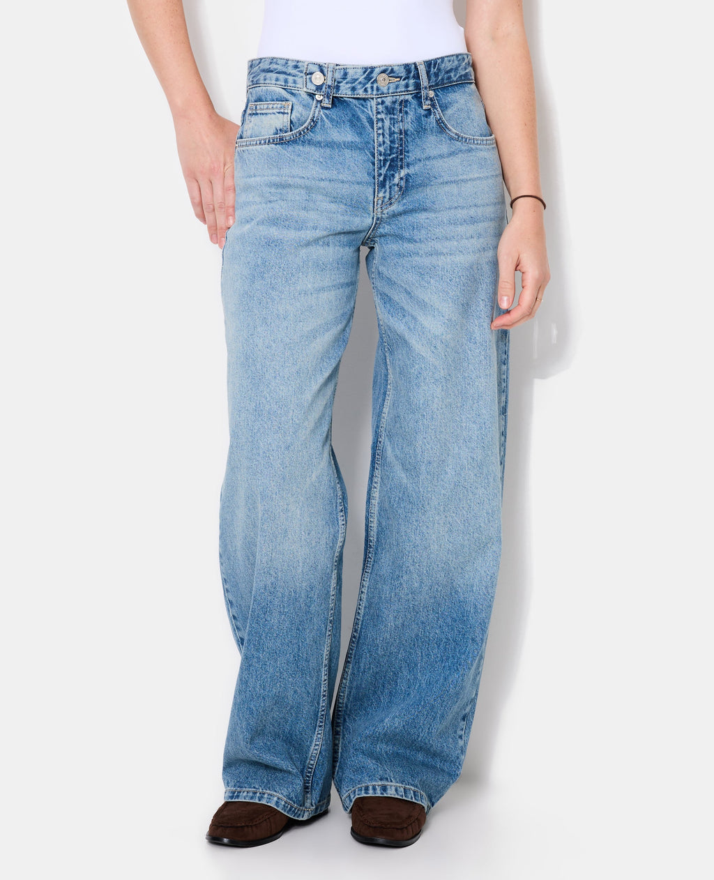Jean wide taille basse avec patte boutonnée
