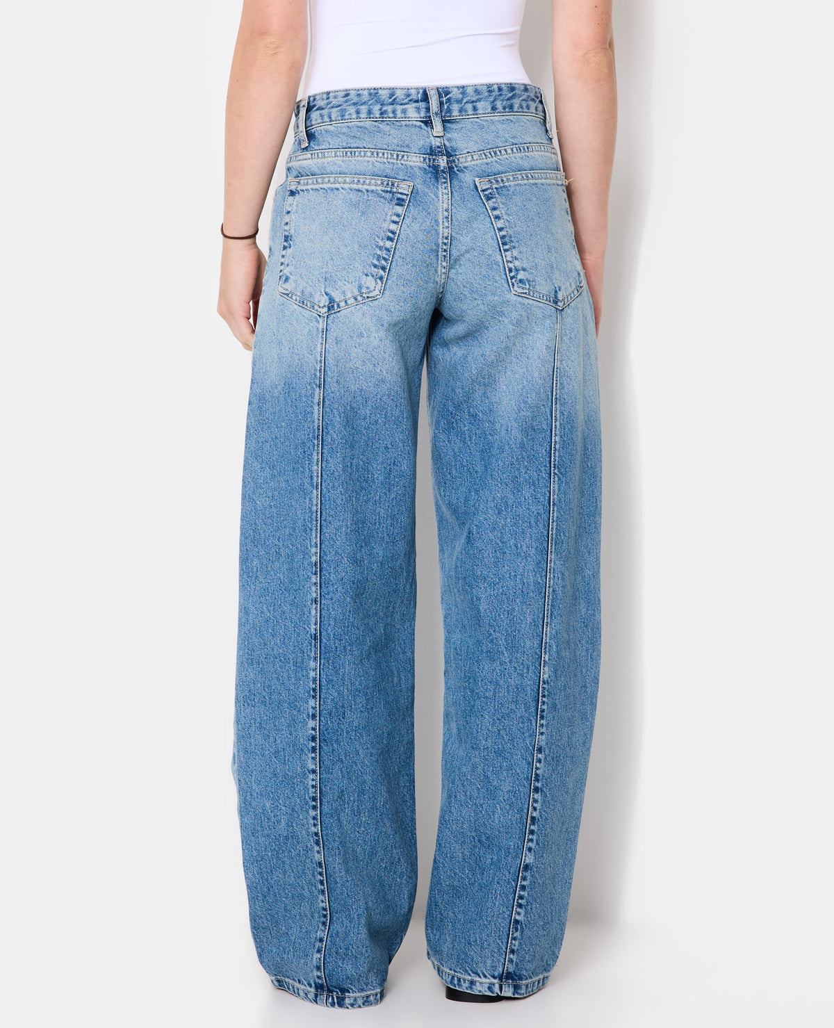 Jean wide taille basse avec patte boutonnée