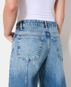 Jean wide taille basse avec patte boutonnée