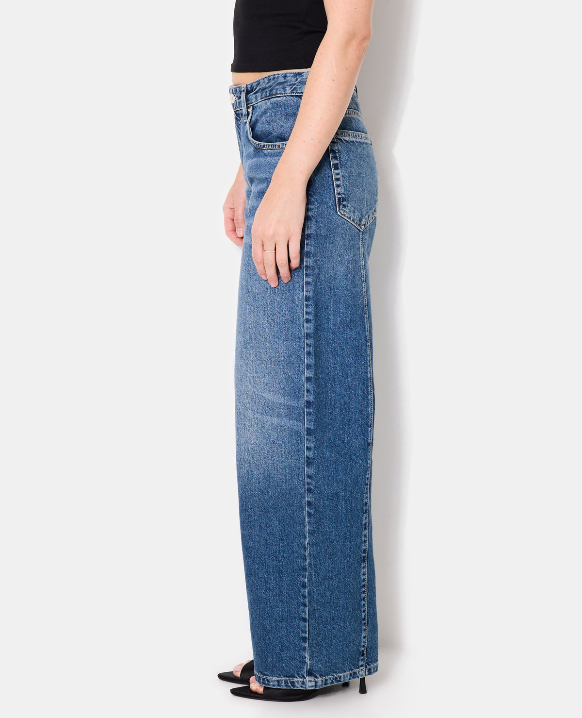 Jean wide taille basse avec patte boutonnée