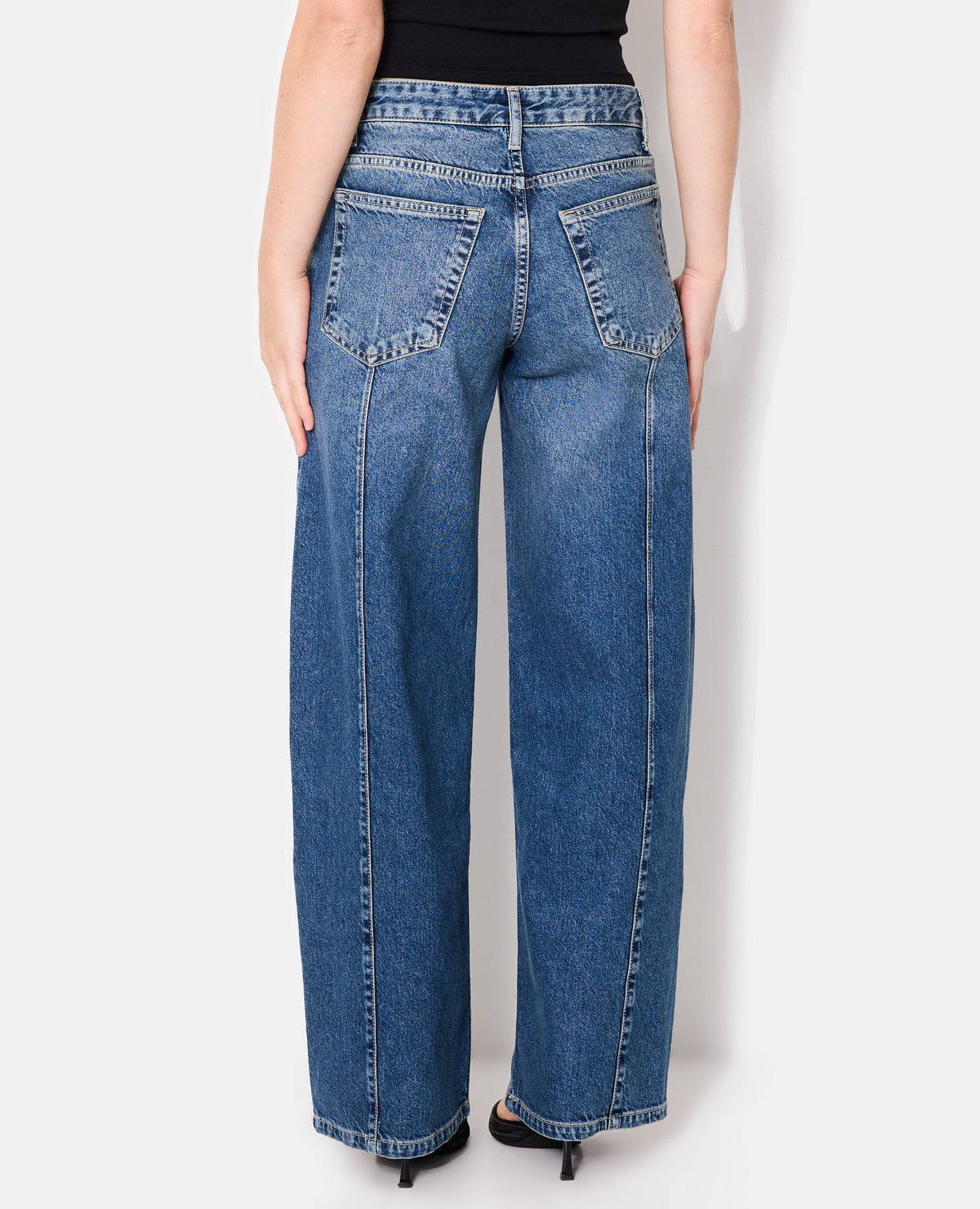 Jean wide taille basse avec patte boutonnée