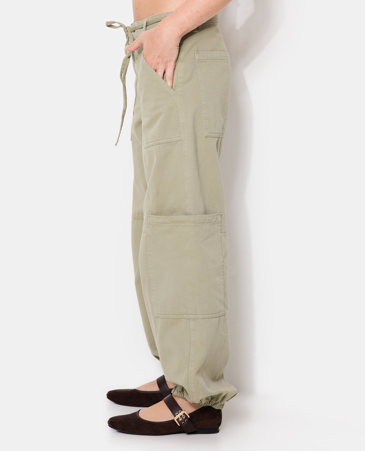 Pantalon cargo avec ceinture fine à nouer