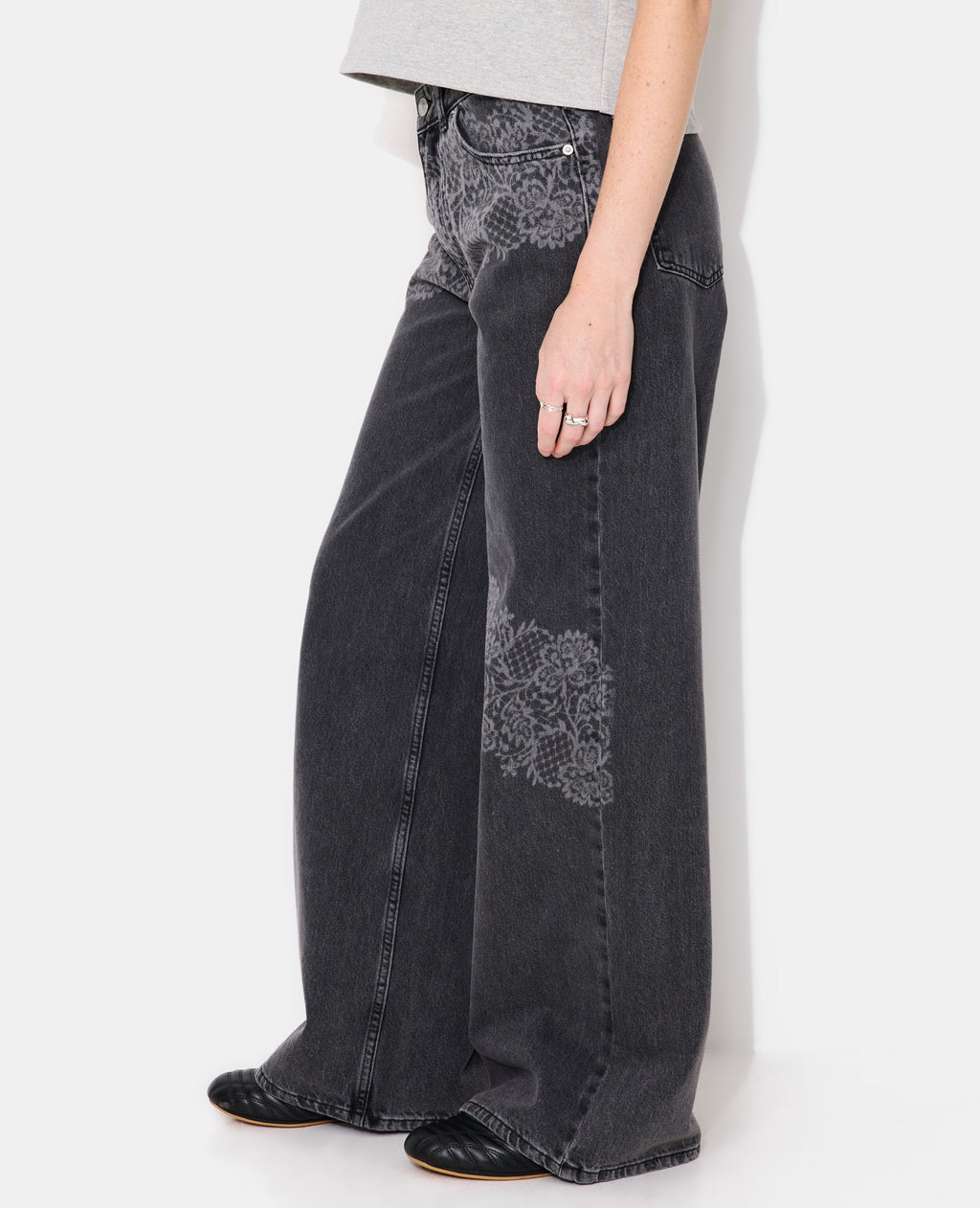 Jean taille décalée avec fleurs effet dentelle