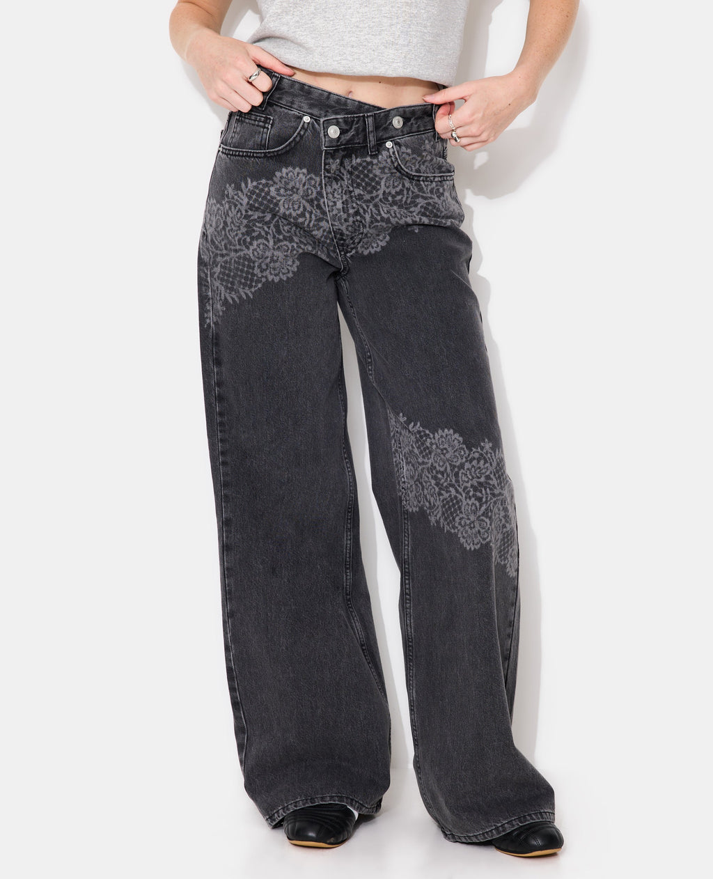 Jean taille décalée avec fleurs effet dentelle