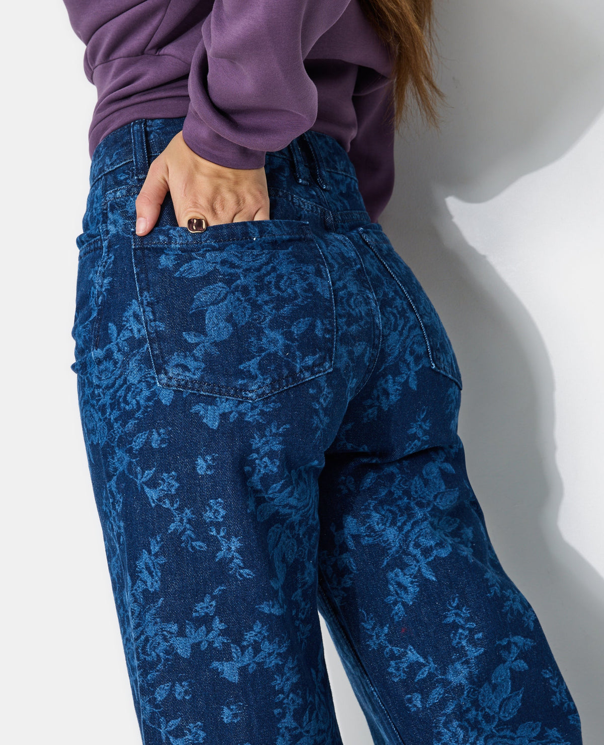 Jean straight taille haute motif fleurs