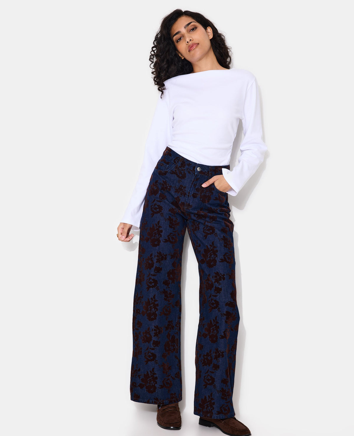 Jean straight taille haute avec fleurs velours