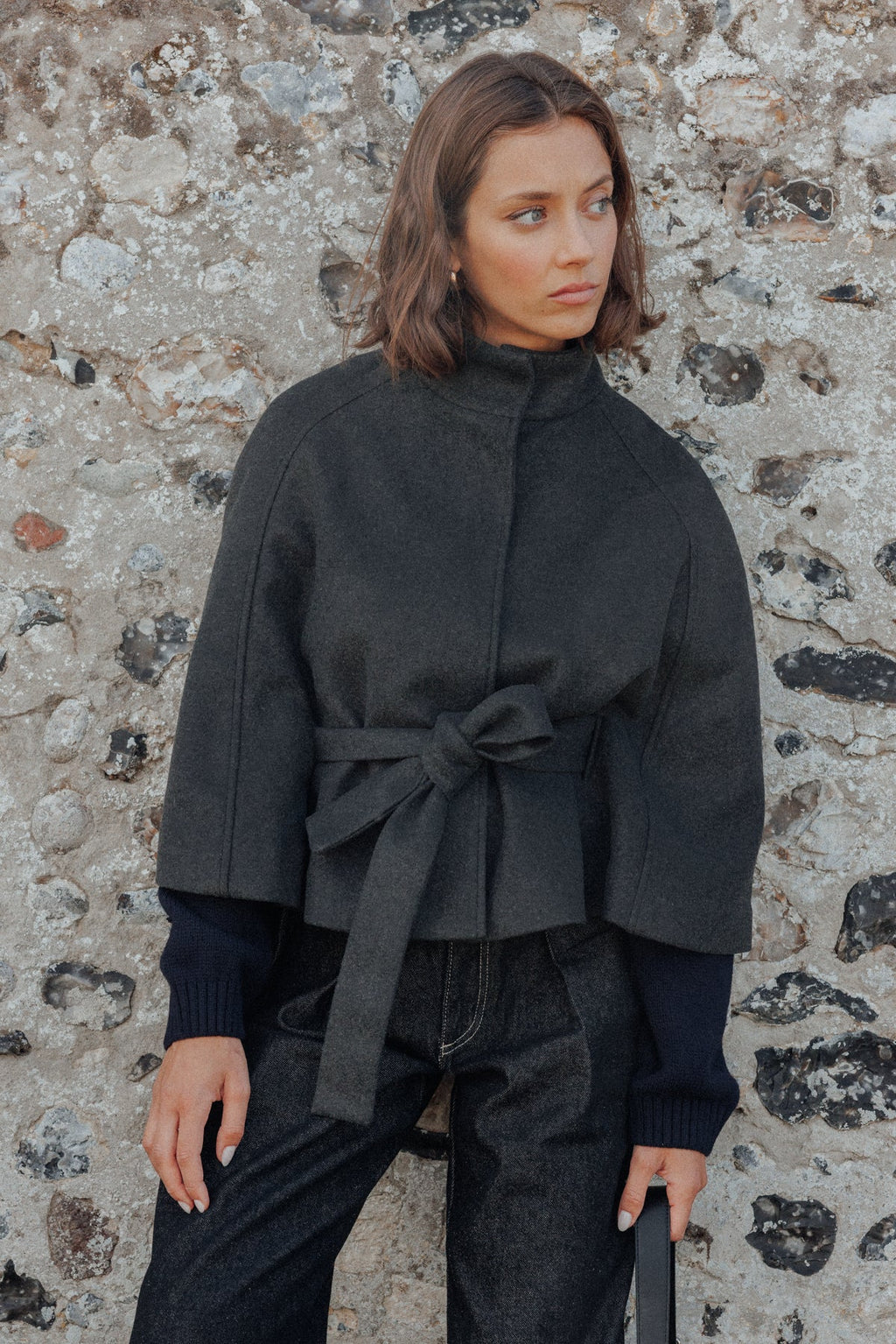 Manteau court cape drap de laine avec ceinture