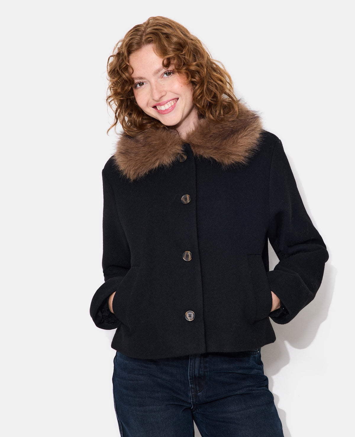 Manteau court avec laine et col fourrure