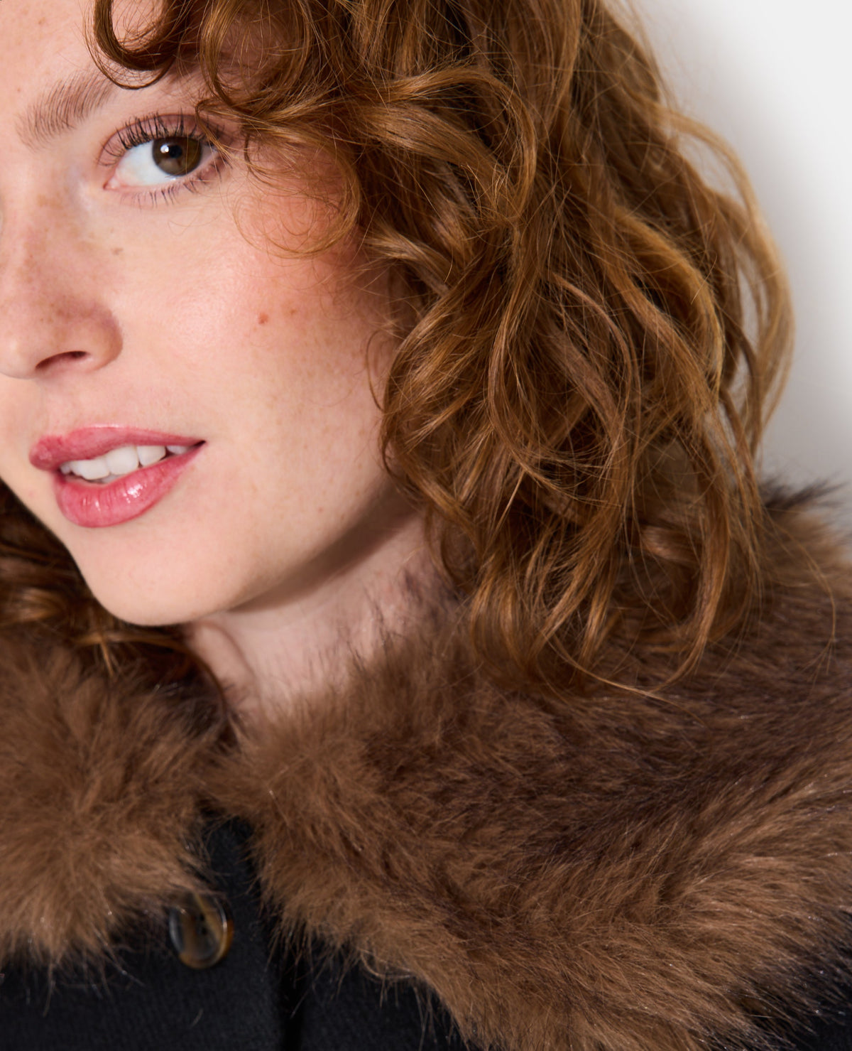 Manteau court avec laine et col fourrure
