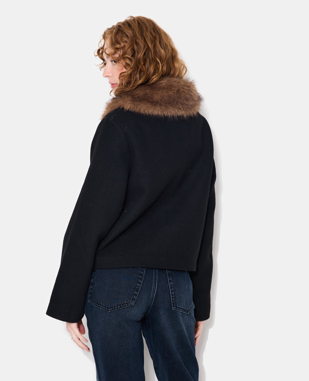 Manteau court avec laine et col fourrure