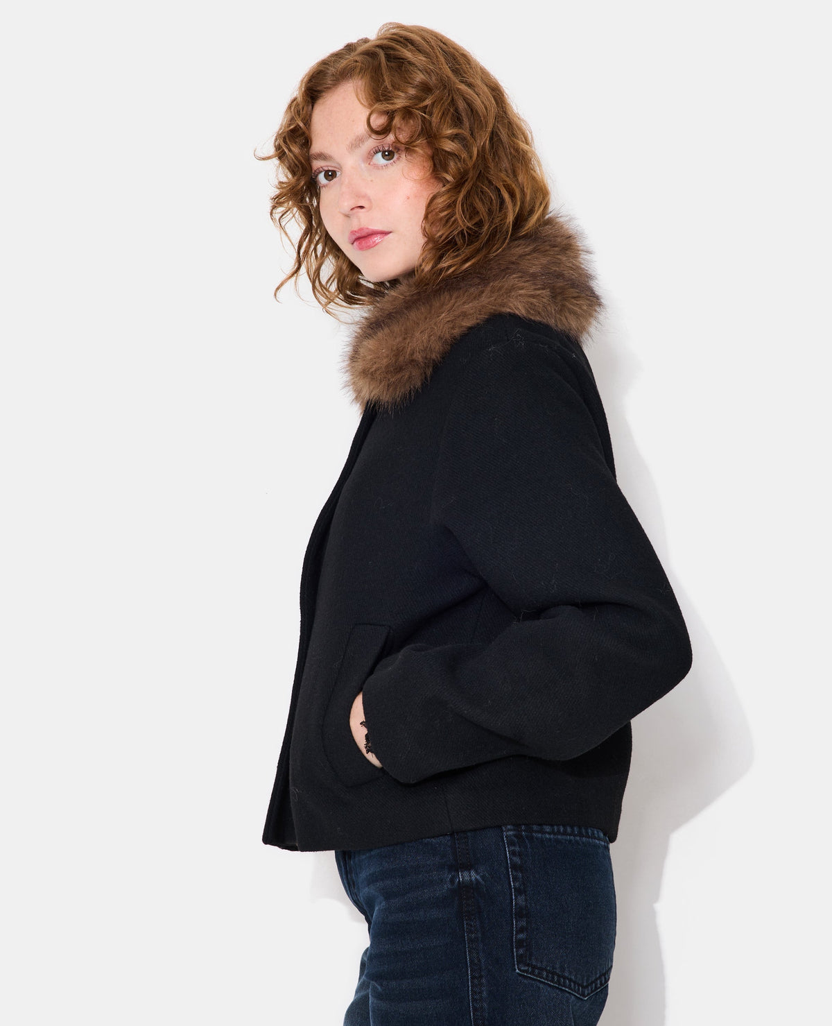 Manteau court avec laine et col fourrure