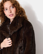 Manteau court en fourrure avec grand col