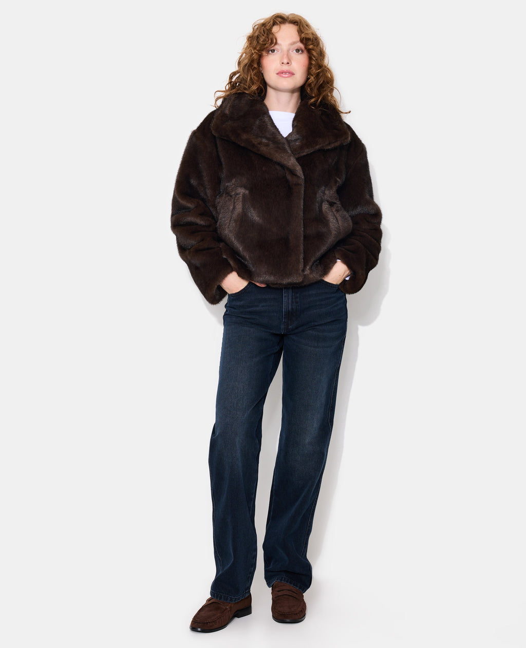 Manteau court en fourrure avec grand col