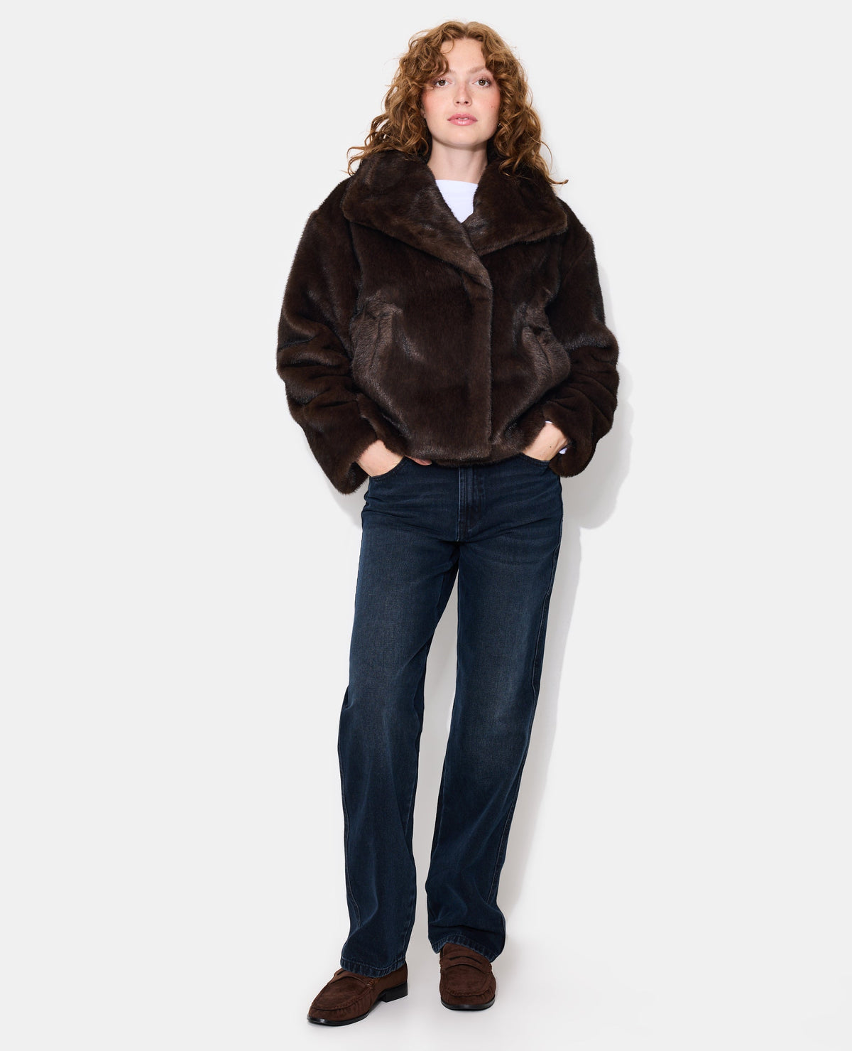 Manteau court en fourrure avec grand col