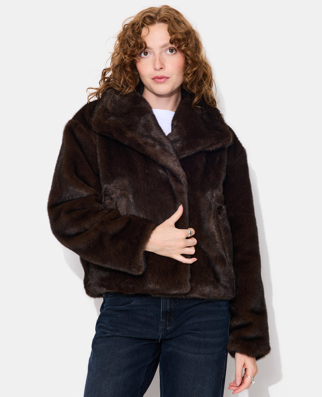 Manteau court en fourrure avec grand col