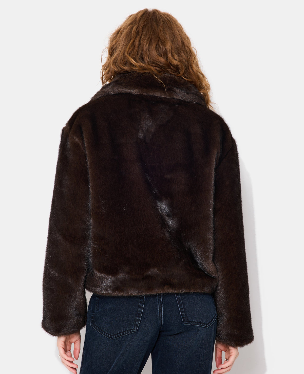 Manteau court en fourrure avec grand col