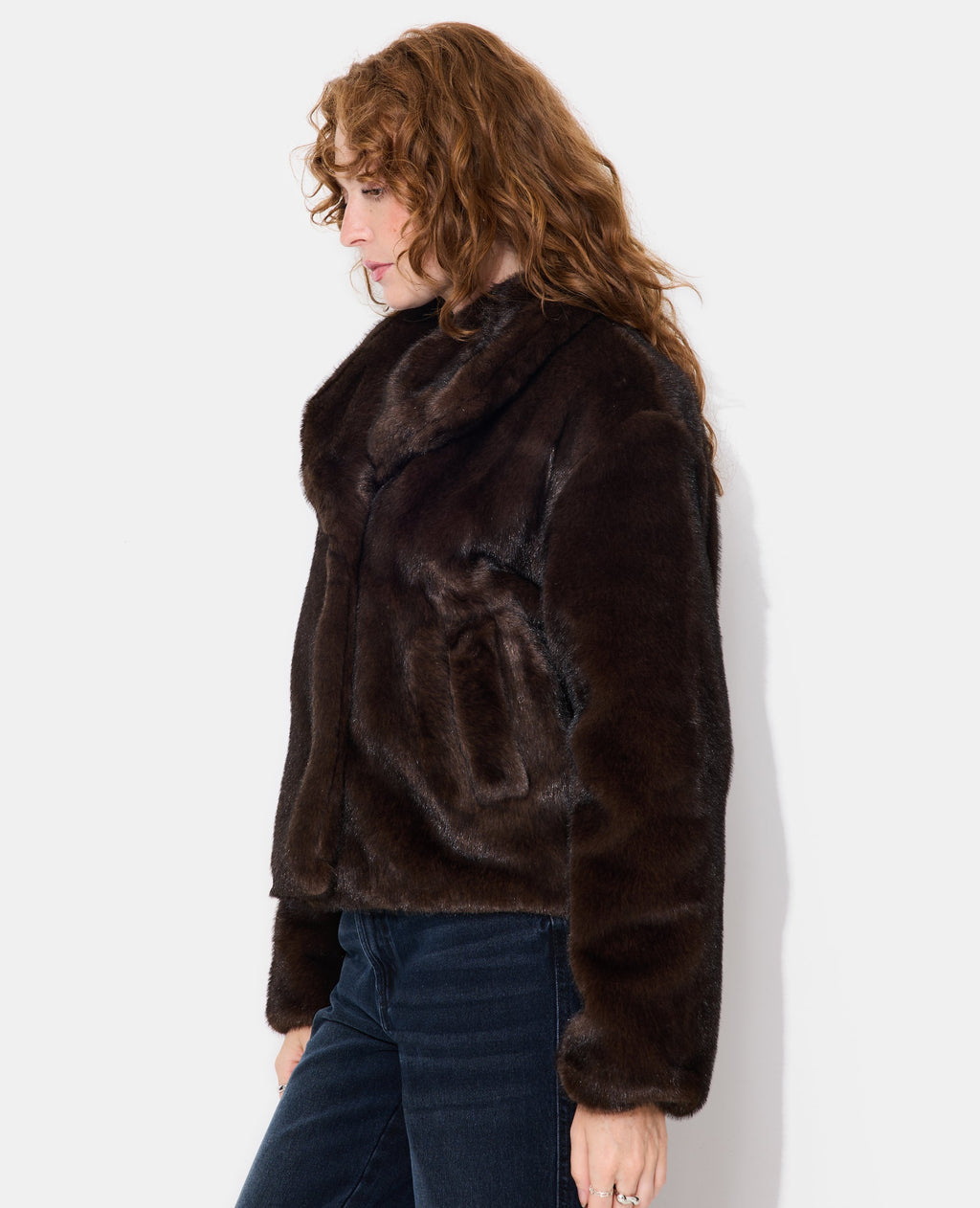 Manteau court en fourrure avec grand col