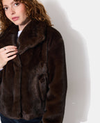 Manteau court en fourrure avec grand col