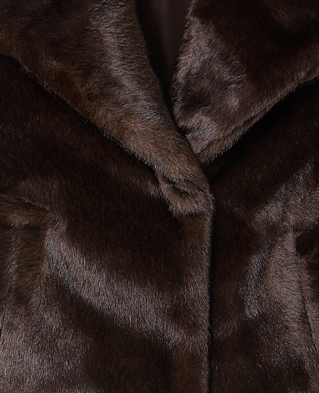 Manteau court en fourrure avec grand col