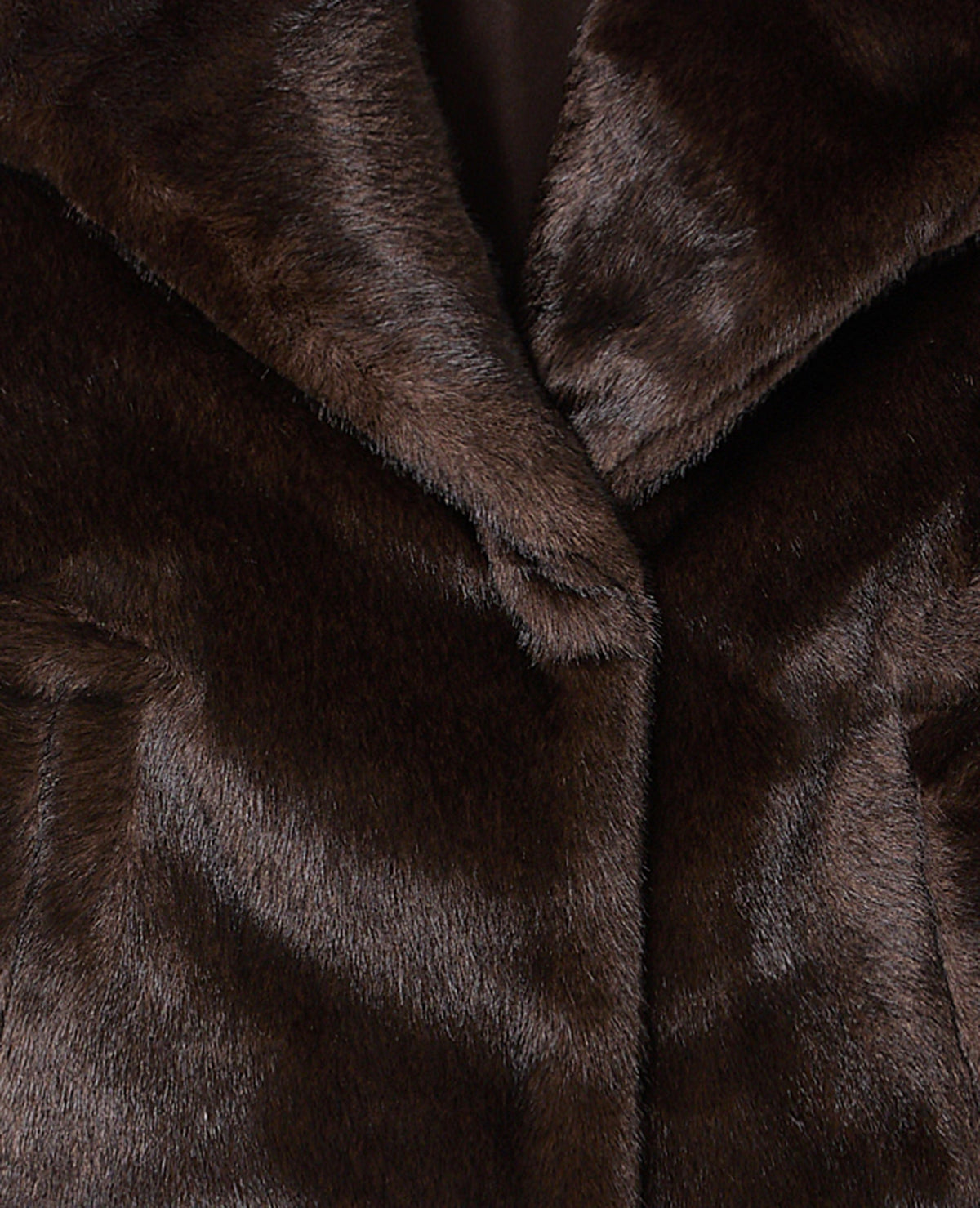 Manteau court en fourrure avec grand col