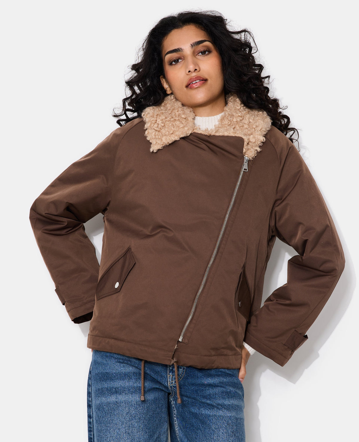 Blouson droit avec grand col fourrure bouclette