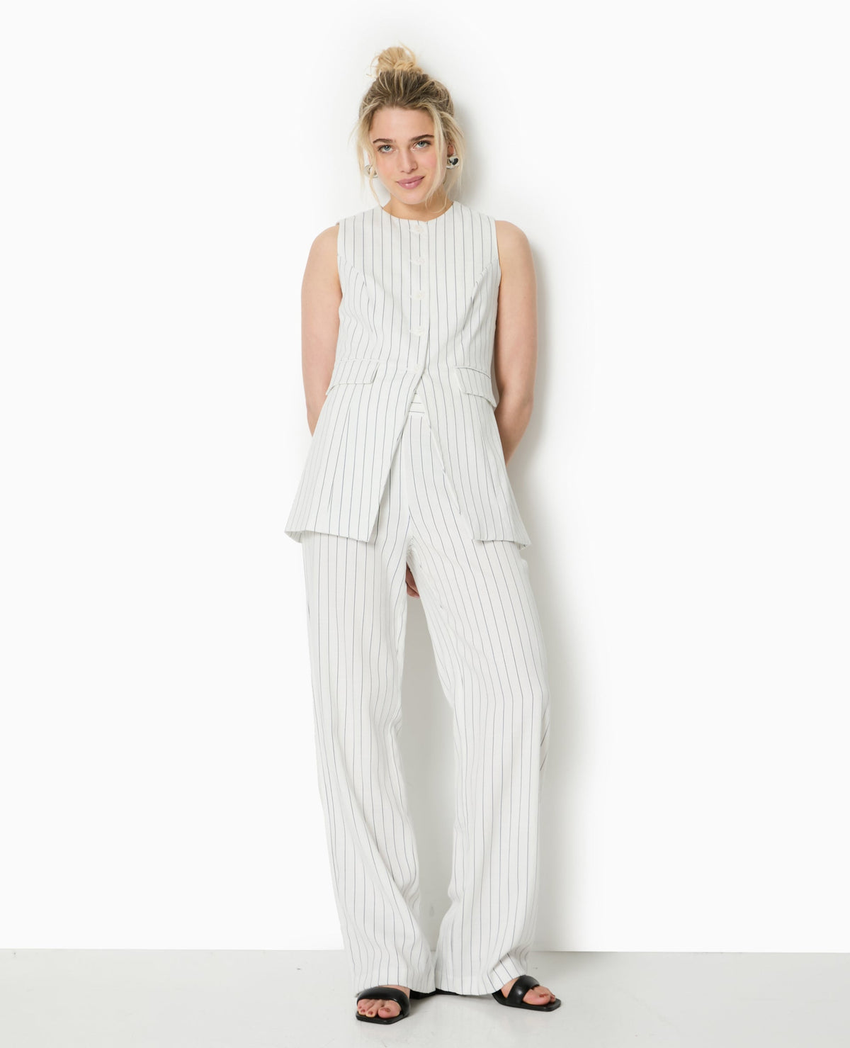 Veste longue sans manche avec fines rayures