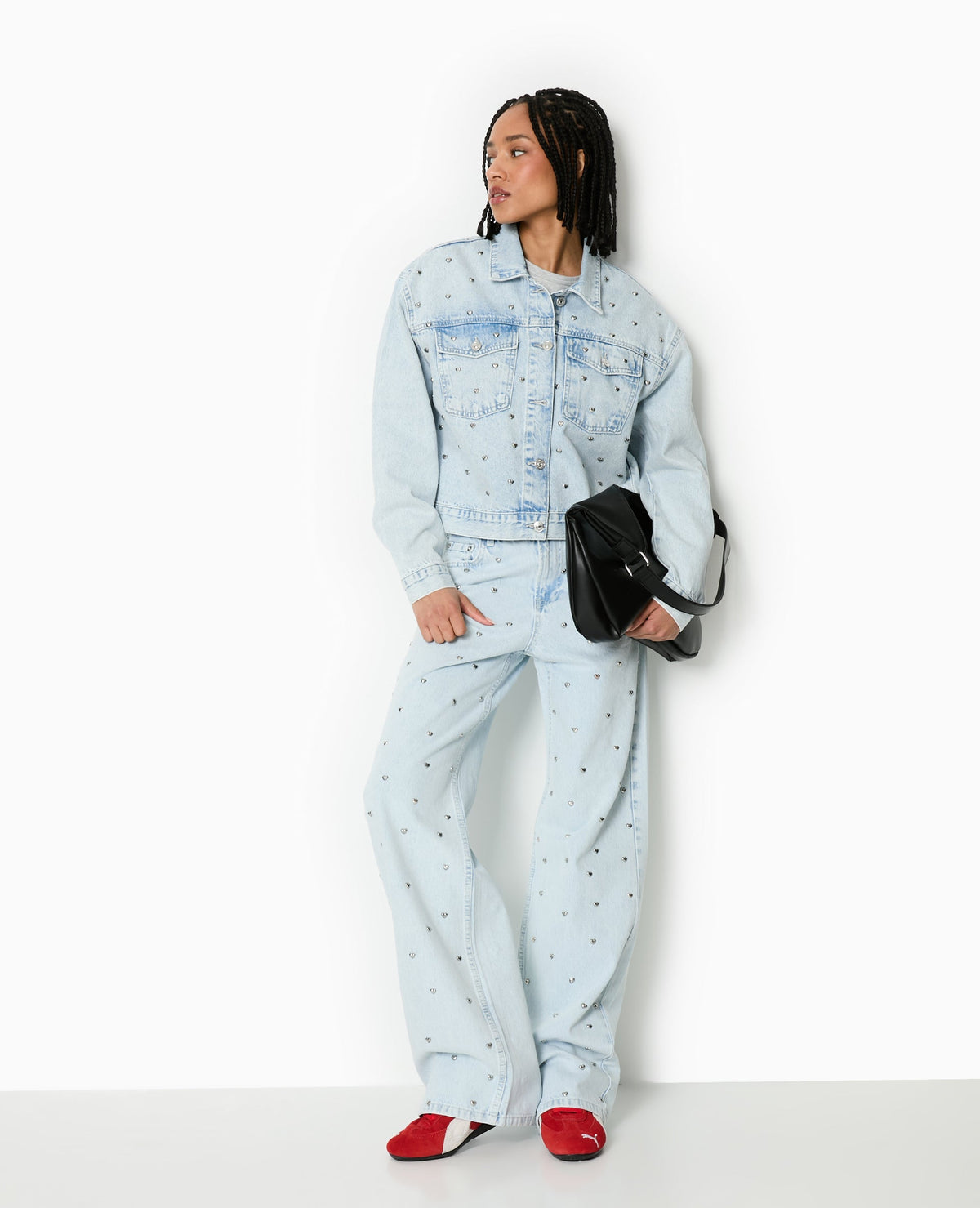 Veste en jean avec cœurs métalliques