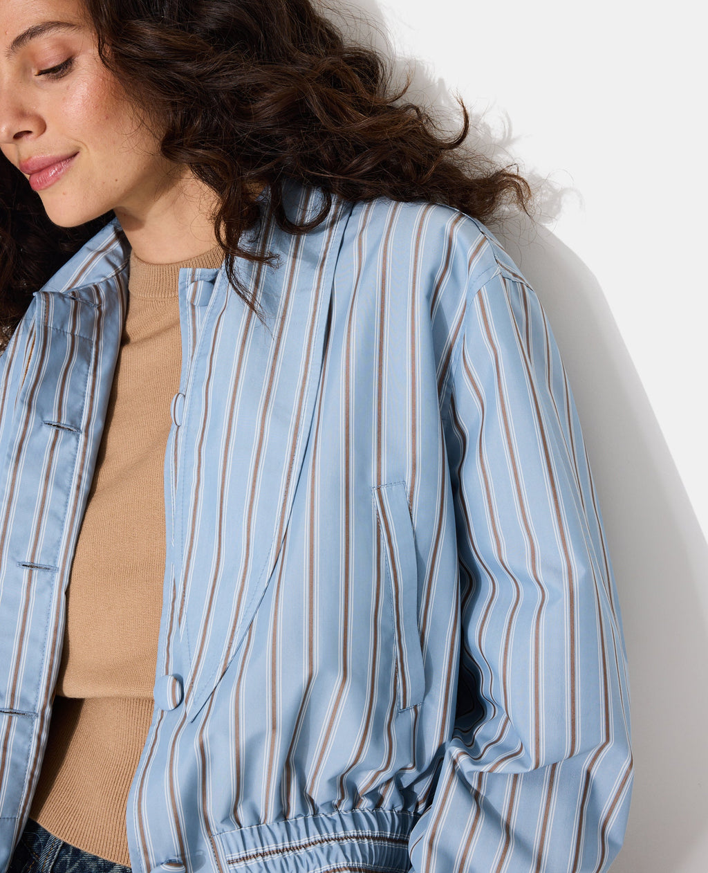 Blouson court rayé avec col nœud