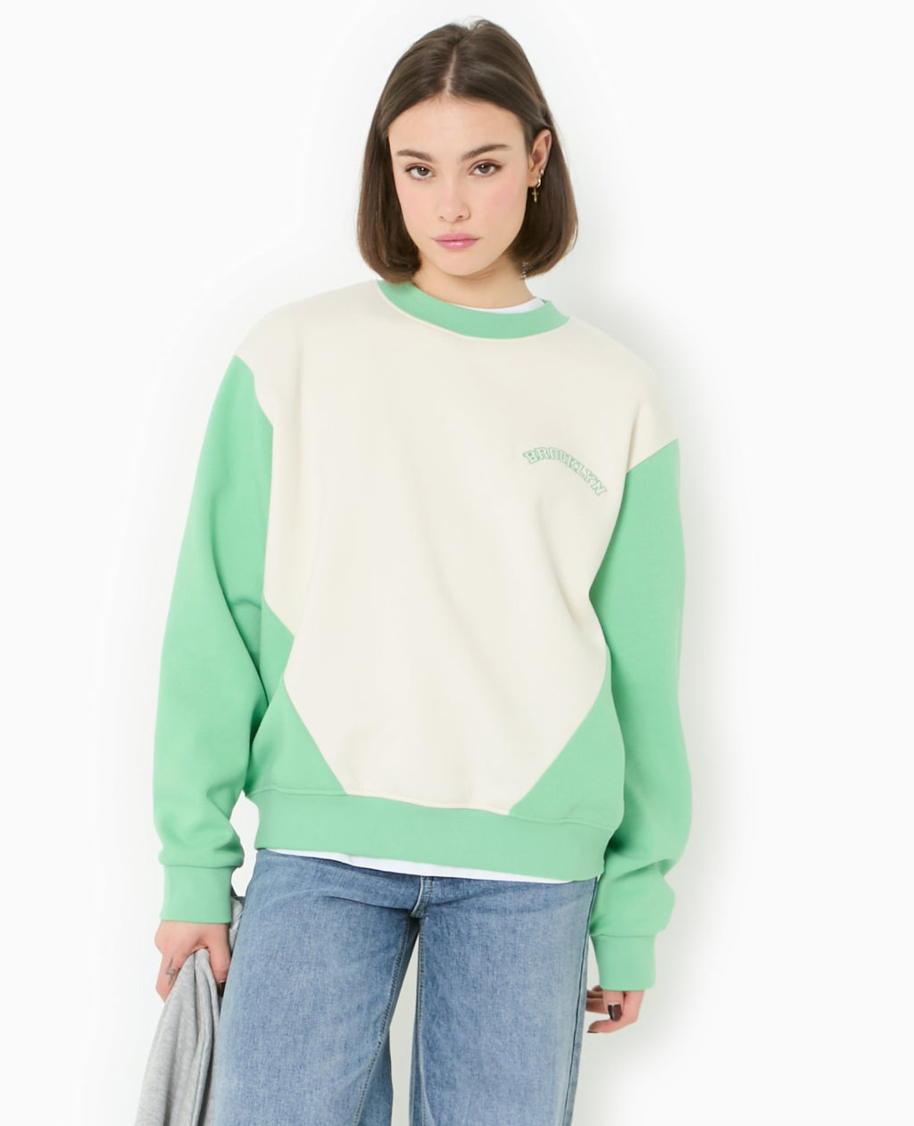 Sweat bicolore avec broderie poitrine et dos