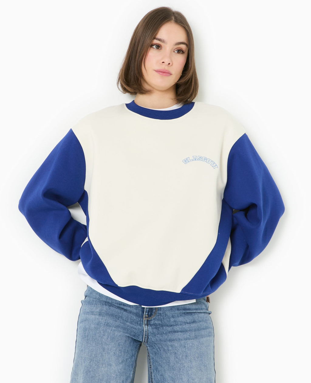Sweat bicolore avec broderie poitrine et dos
