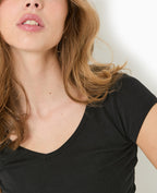 T-shirt court col V