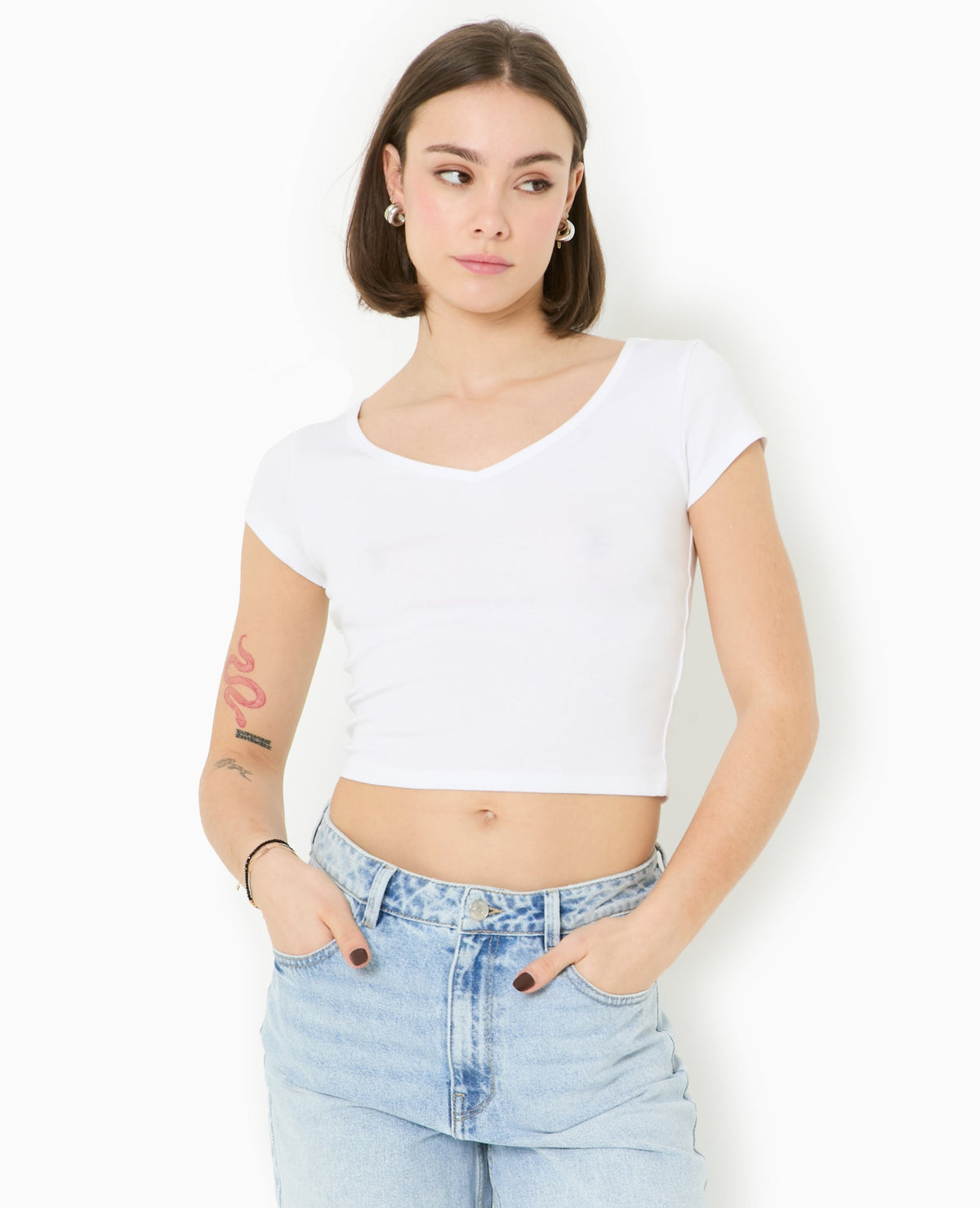 T-shirt court col V