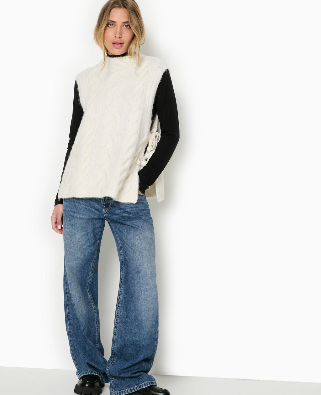 Pull sans manches avec nouettes sur les côtés