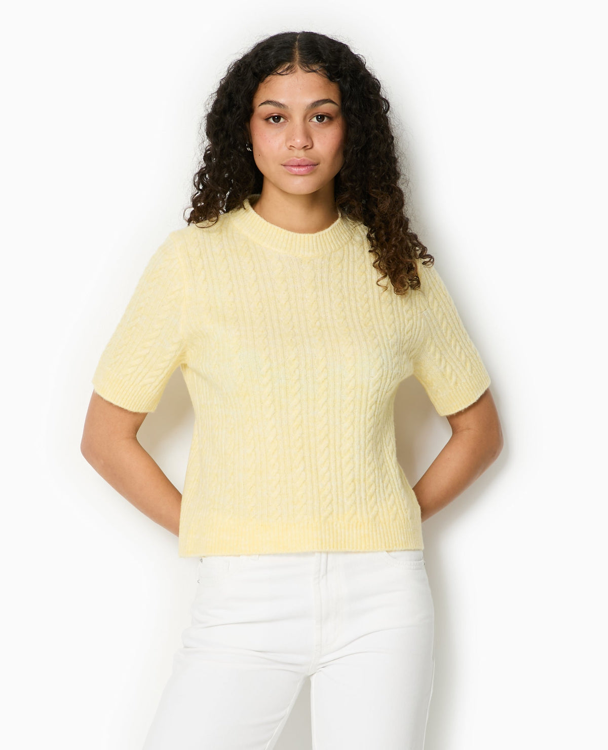 Pull manches courtes maille torsadée