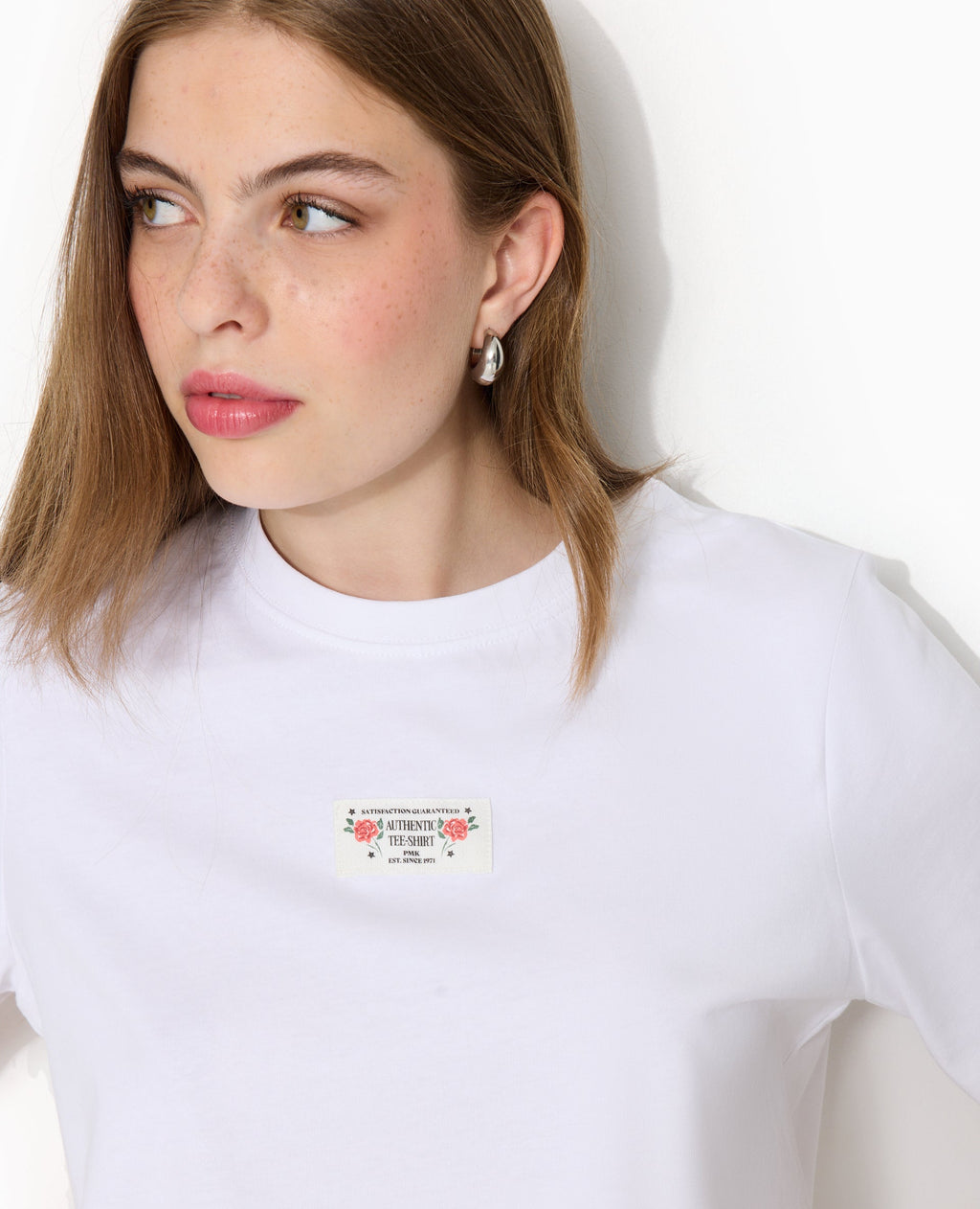 T-shirt avec étiquette cousue devant