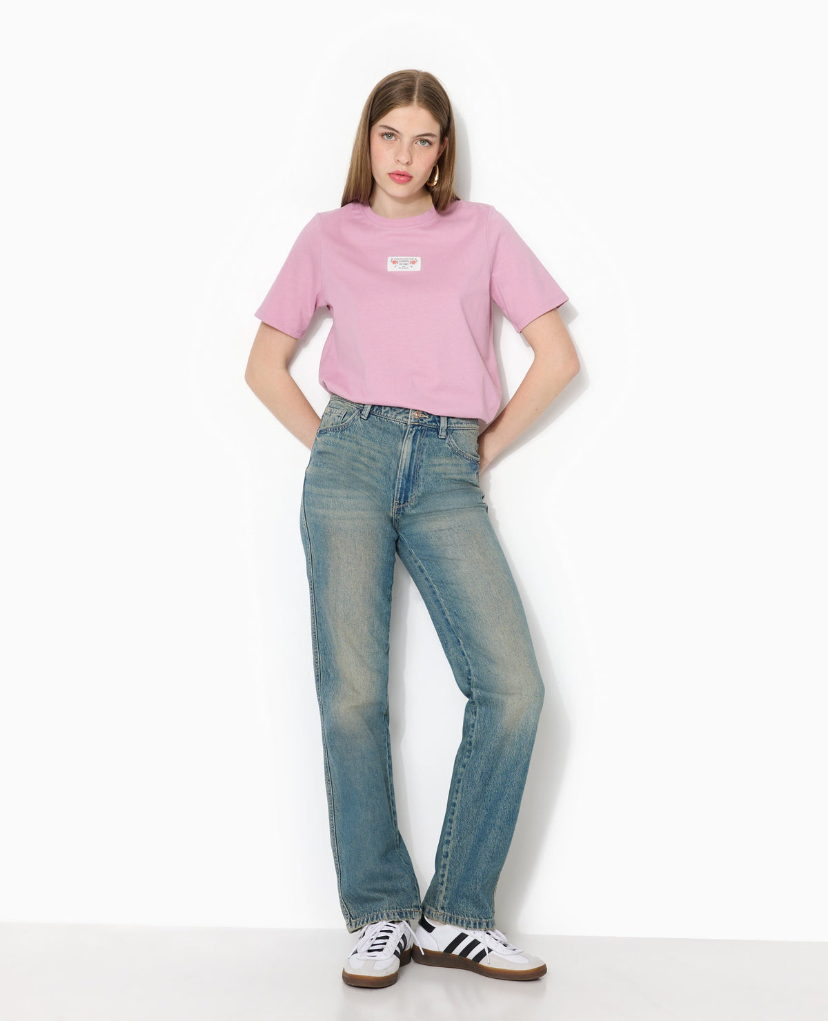 T-shirt avec étiquette cousue devant