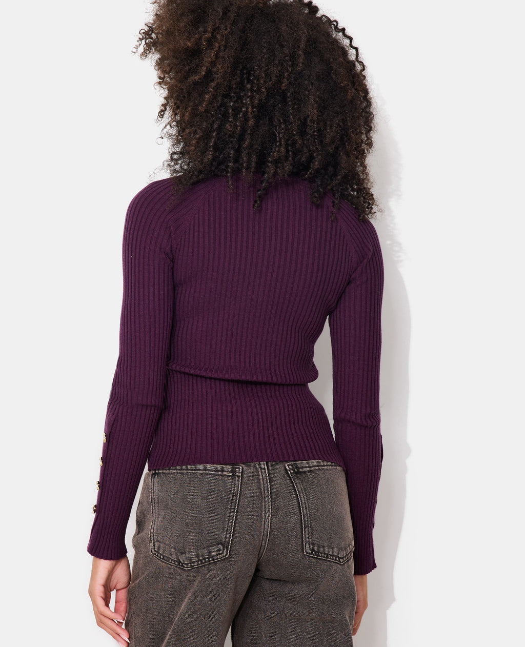 Pull ajusté en maille côtelée avec boutons bijoux