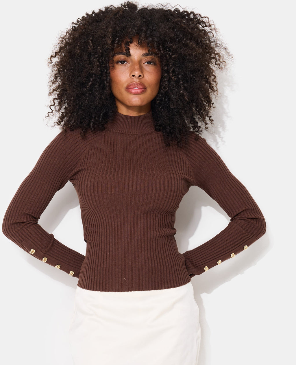 Pull ajusté en maille côtelée avec boutons bijoux
