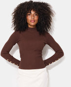Pull ajusté en maille côtelée avec boutons bijoux