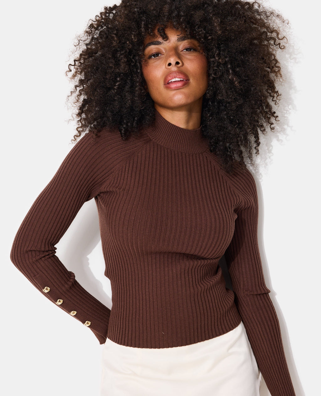 Pull ajusté en maille côtelée avec boutons bijoux