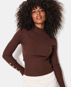 Pull ajusté en maille côtelée avec boutons bijoux