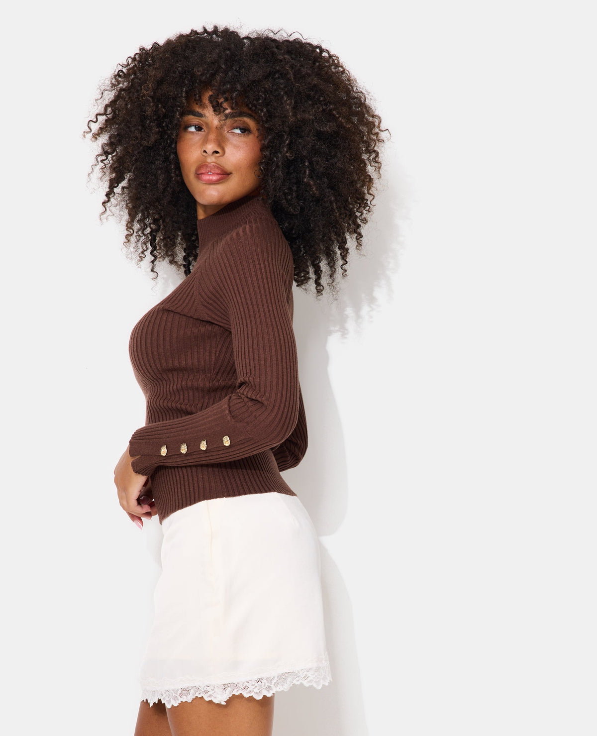 Pull ajusté en maille côtelée avec boutons bijoux