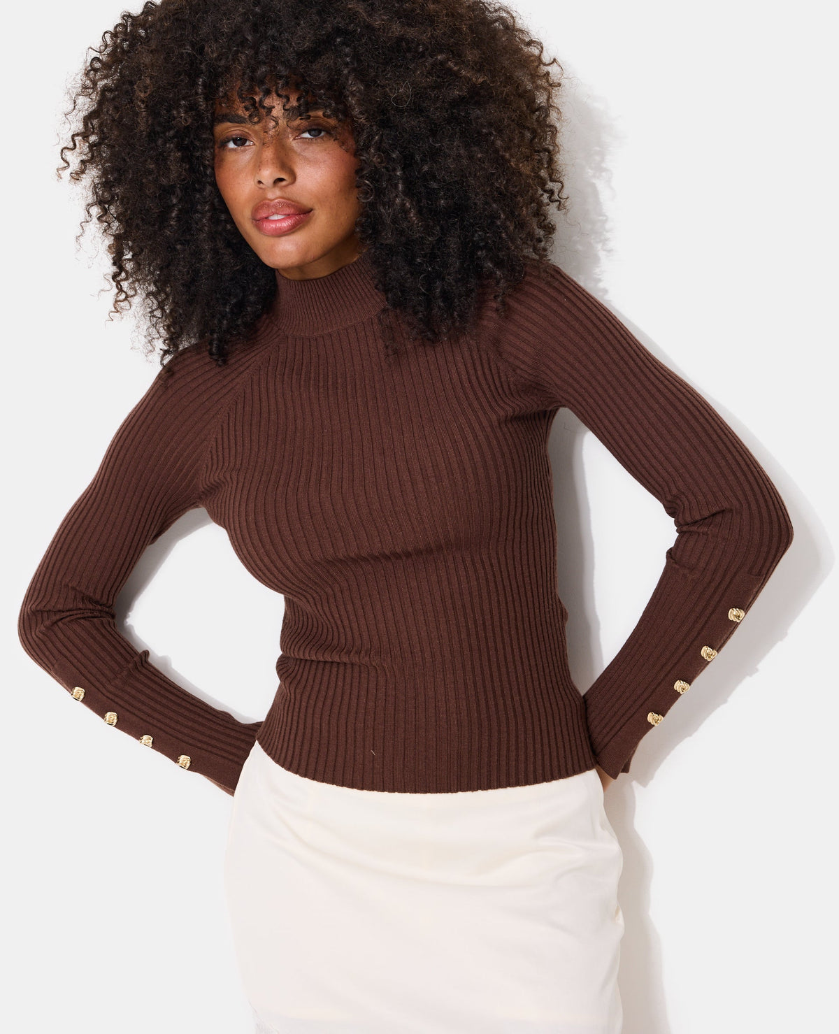 Pull ajusté en maille côtelée avec boutons bijoux