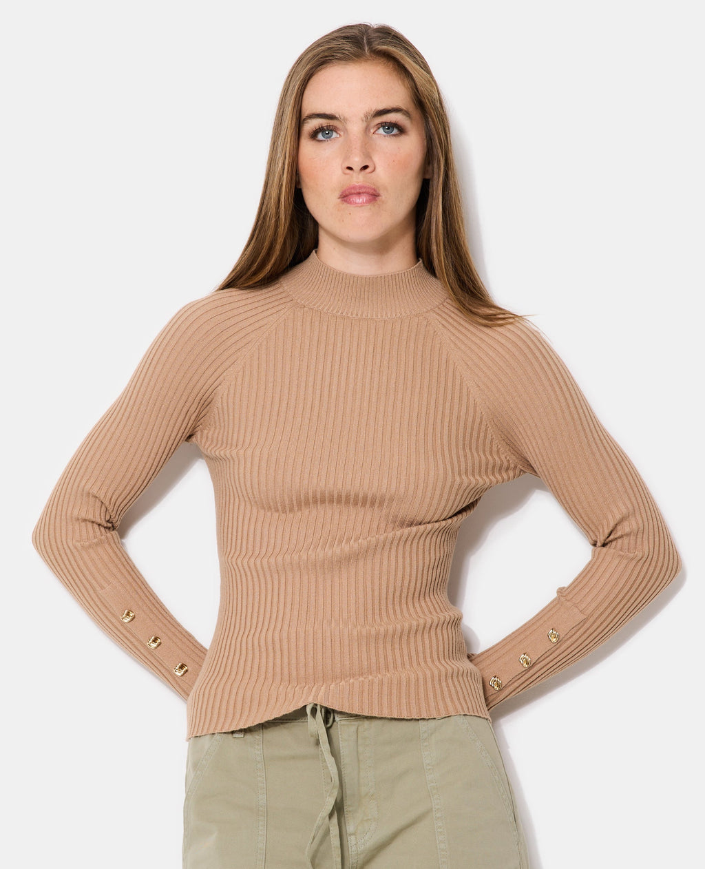 Pull ajusté en maille côtelée avec boutons bijoux