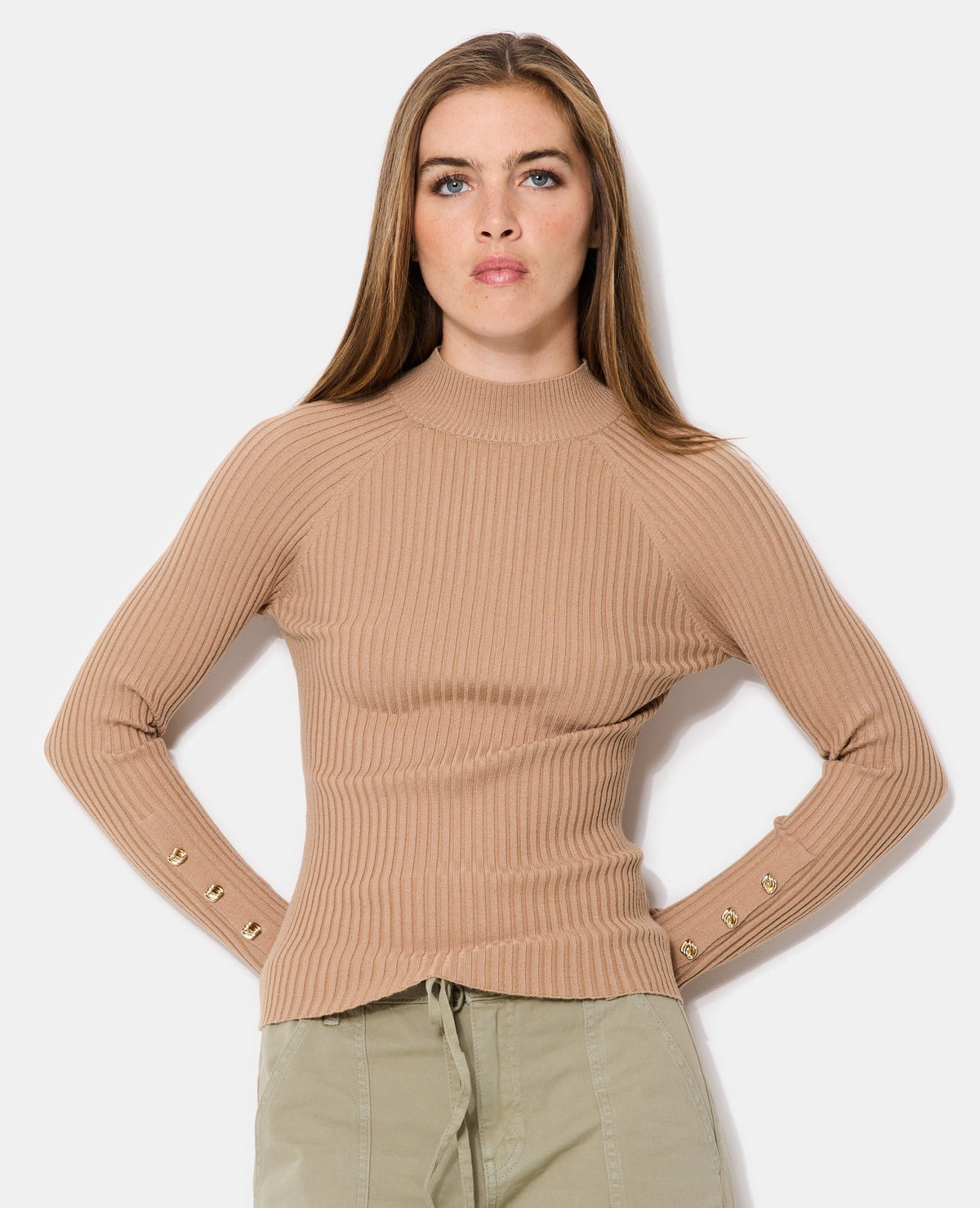 Pull ajusté en maille côtelée avec boutons bijoux