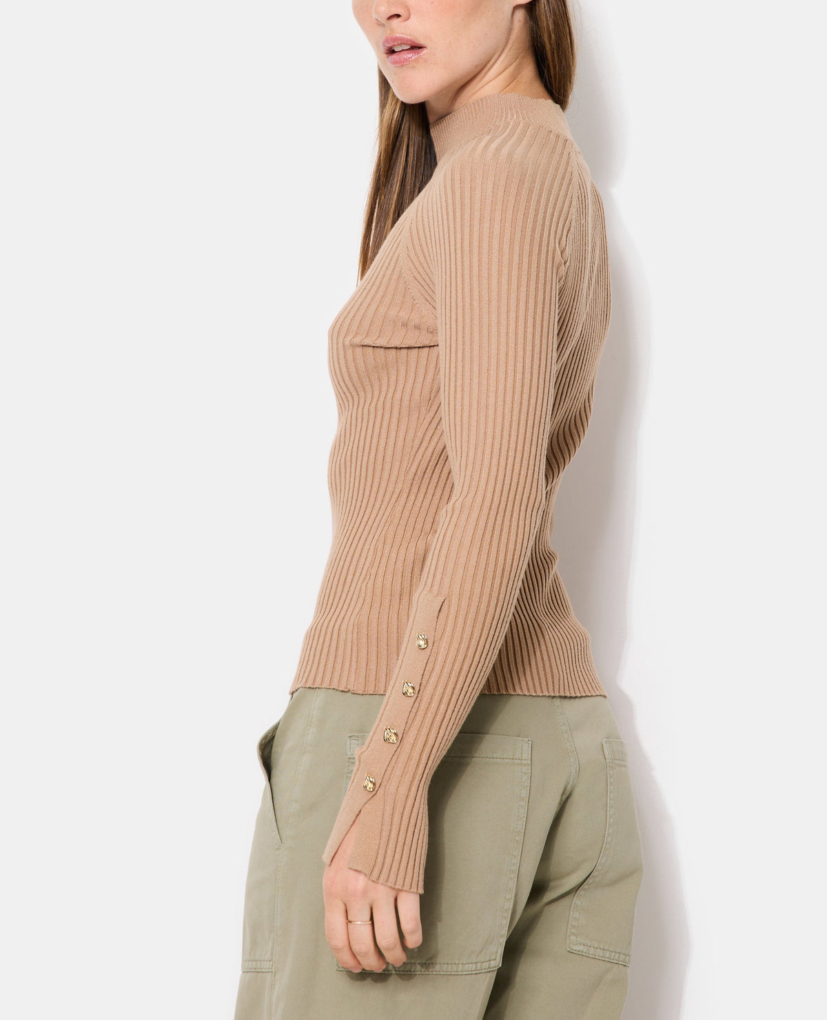 Pull ajusté en maille côtelée avec boutons bijoux